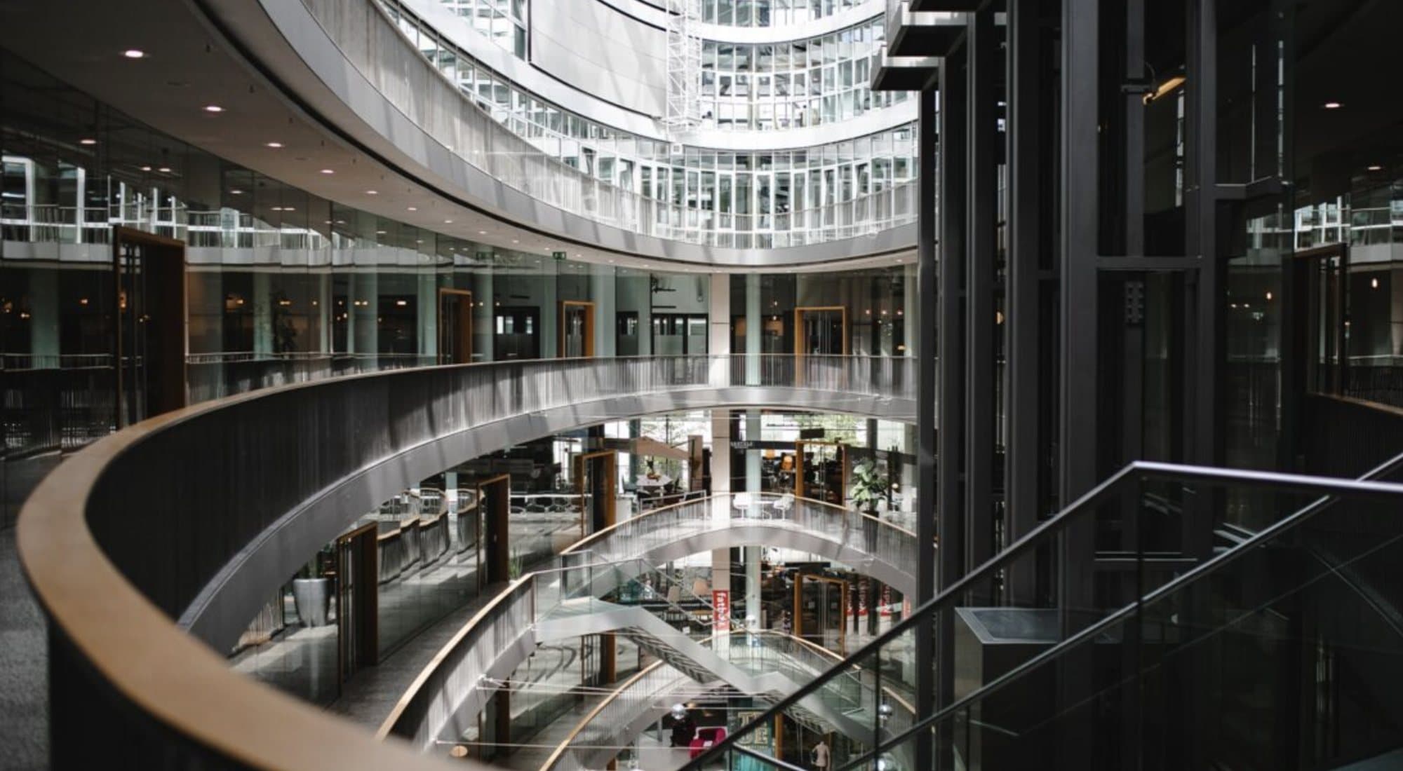 Das Atrium des Düsseldorfer Gebäudes mit geschwungenen Glasgalerien über mehrere Etagen